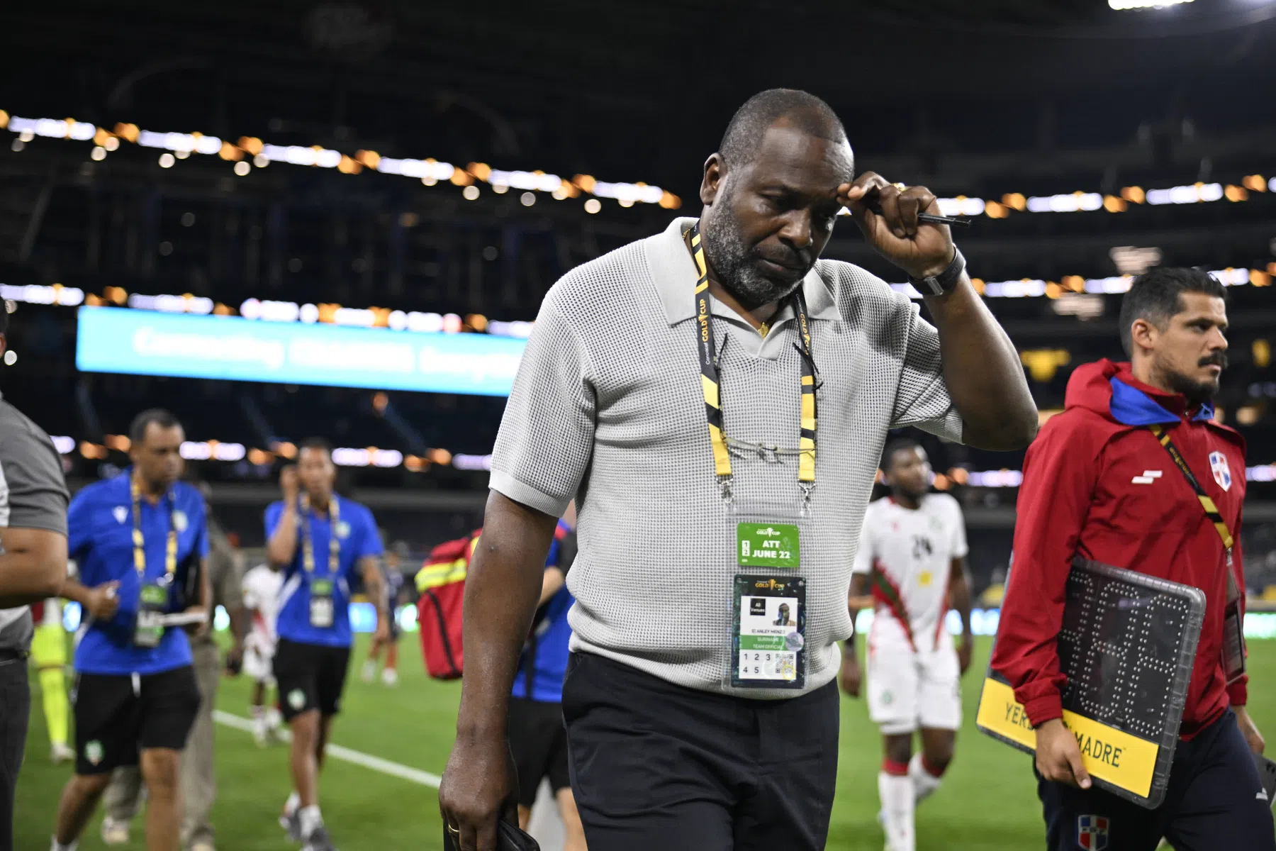 Menzo voelt druk bij Suriname voor cruciale clash met Panama | VoetbalNieuws
