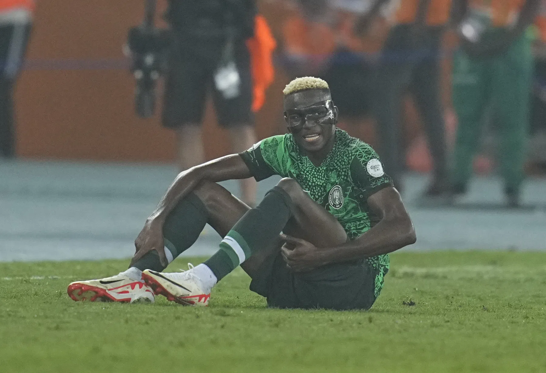 Noodlanding Nigeria: barst in cockpitruit dwingt piloot tot terugkeer | VoetbalNie