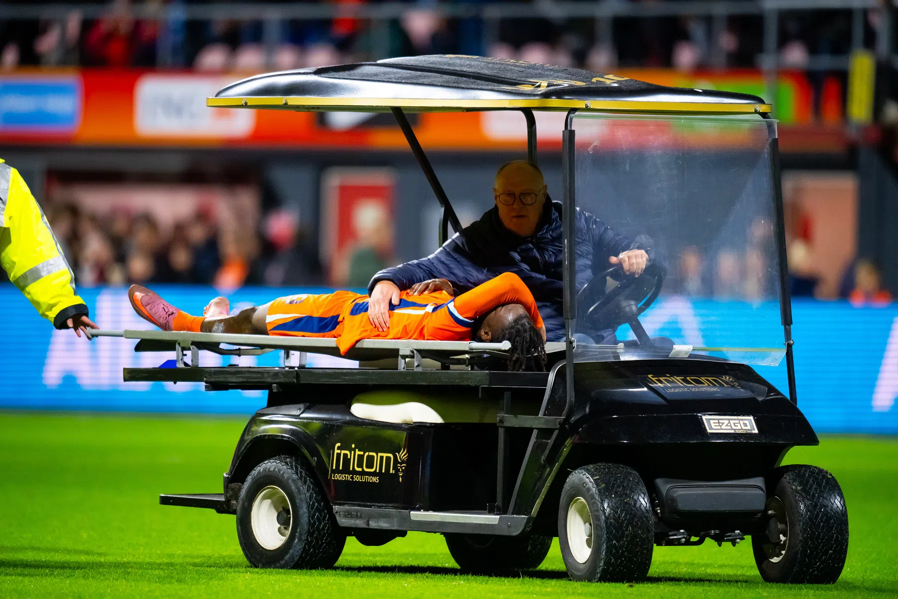 Jong Oranje opgeschrikt: Konadu per golfkar van het veld, Ajacied bij kennis