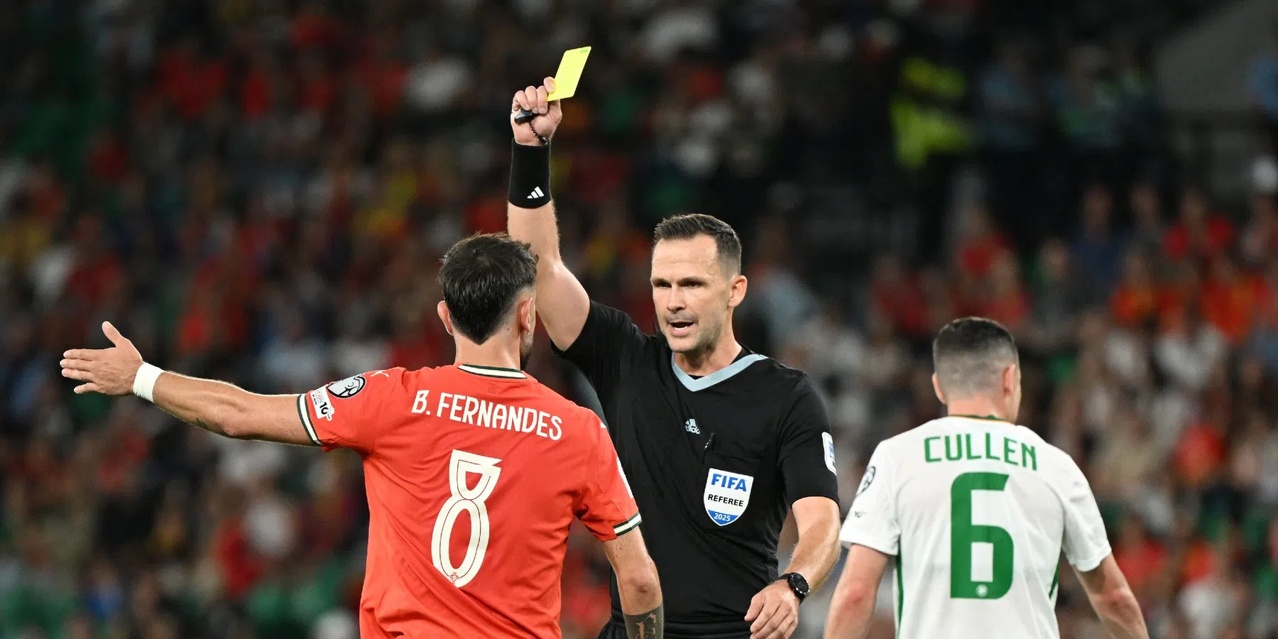 Trainers kunnen ingrijpen: dit is de Challenge Card waar de FIFA mee experimenteer