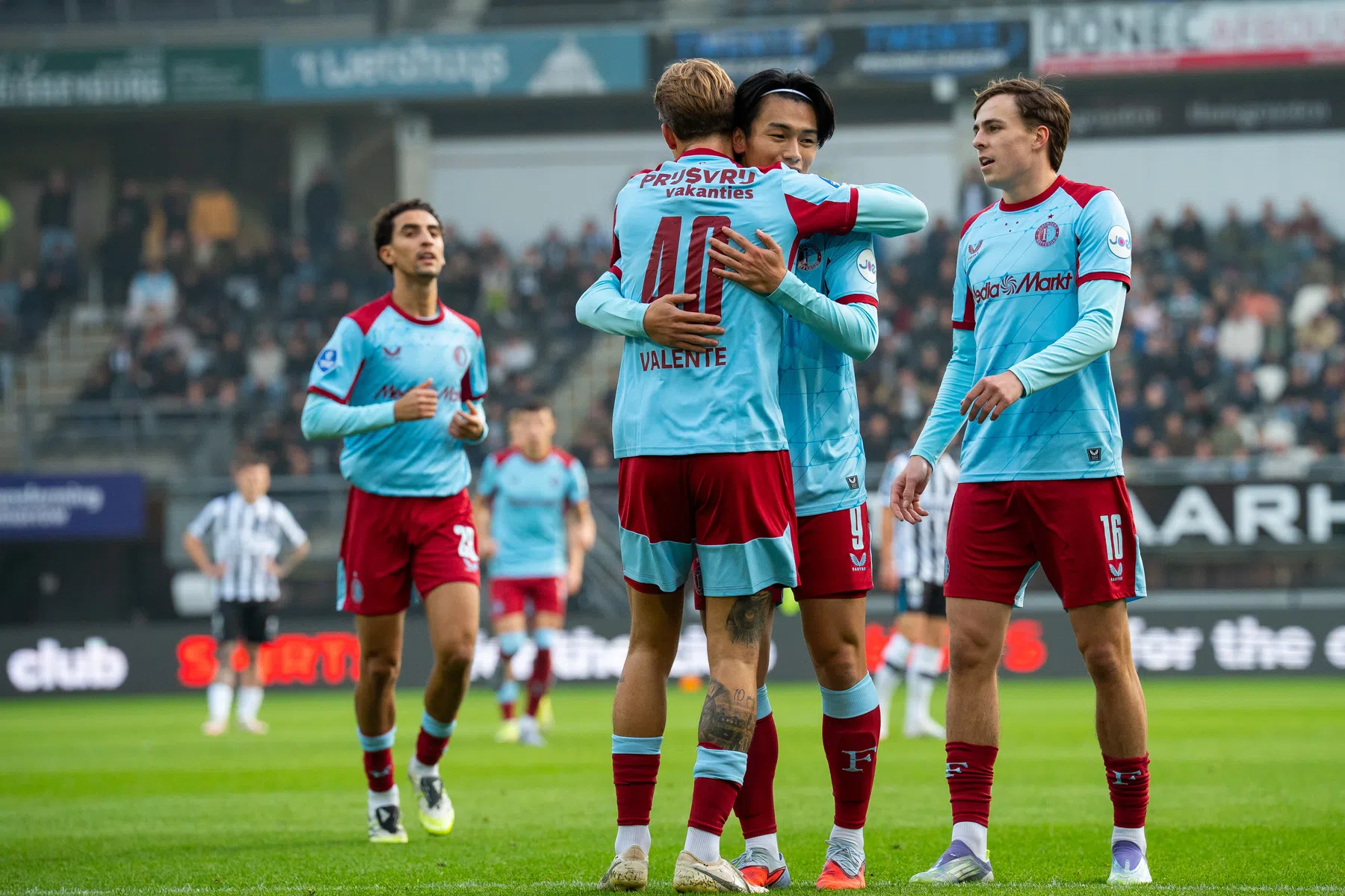 Ueda maakt hattrick in 0-7 zege van Feyenoord op Heracles | VoetbalNieuws