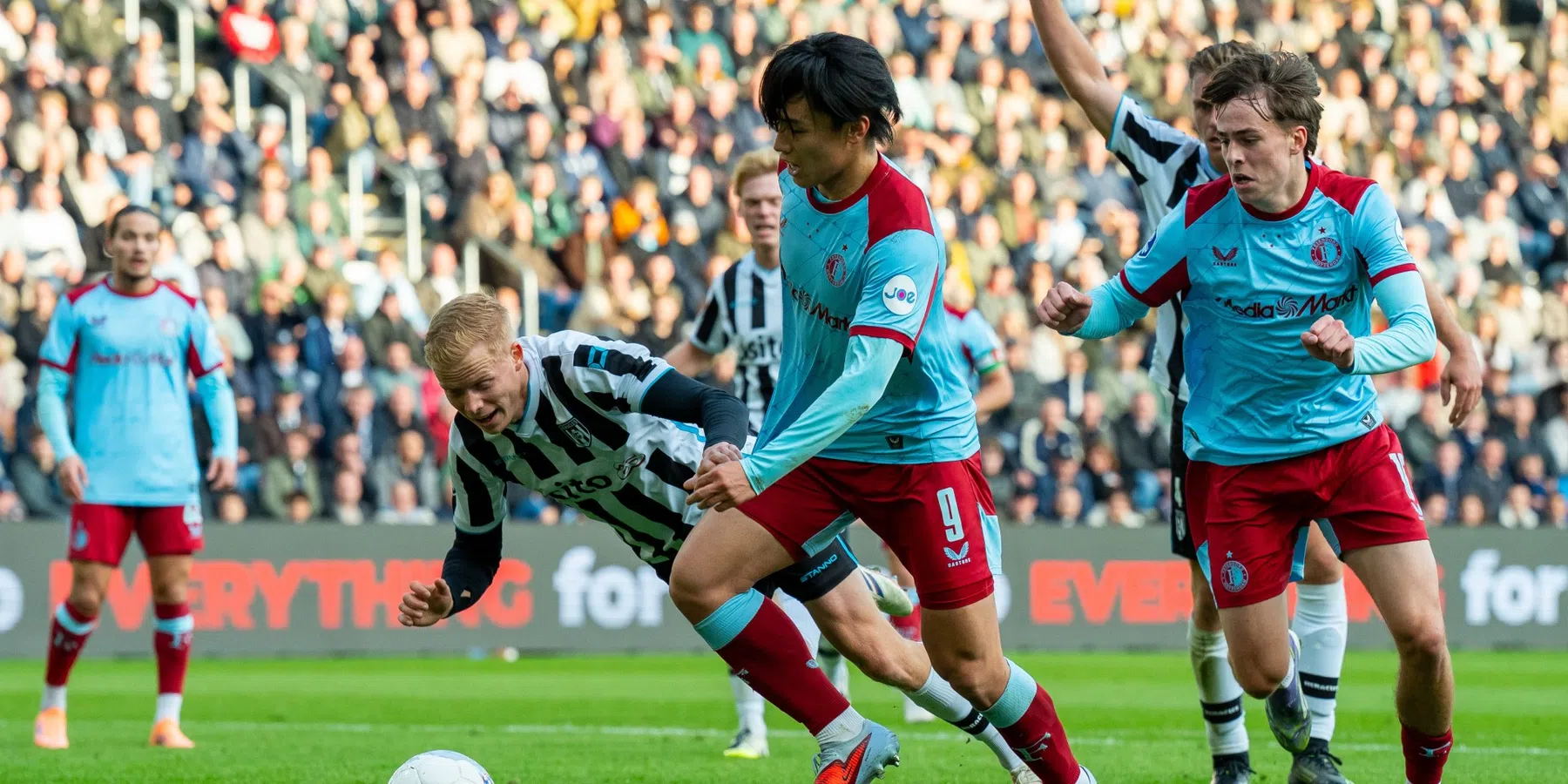Kranten zien Feyenoord overtuigen, PSV blijft achtervolgen en Ajax zakt door de ma
