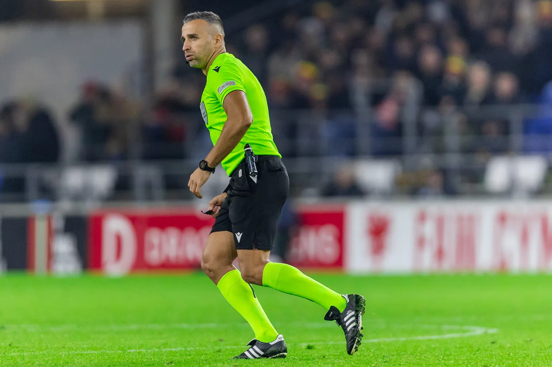 Filip Glova fluit Go Ahead Eagles - Aston Villa in Europa League | VoetbalNieuws