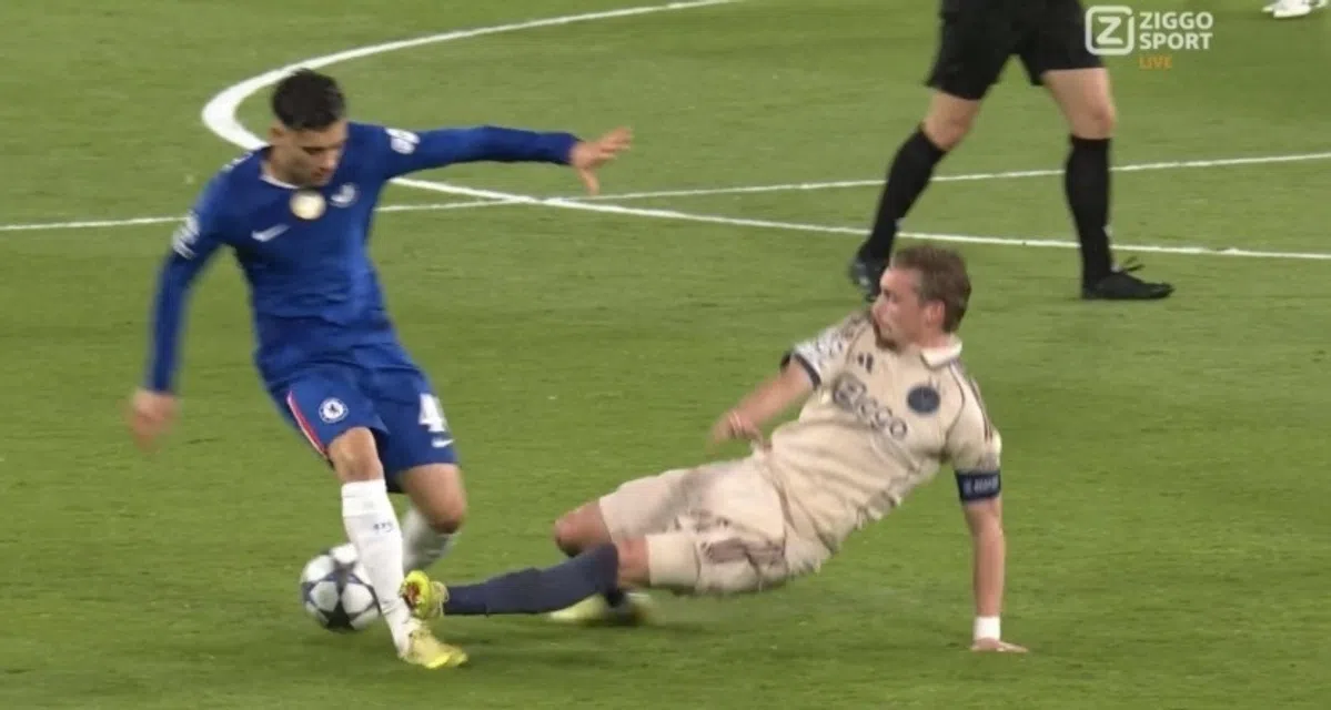 Taylor krijgt rood, Chelsea profiteert direct en komt op 1-0 tegen Ajax