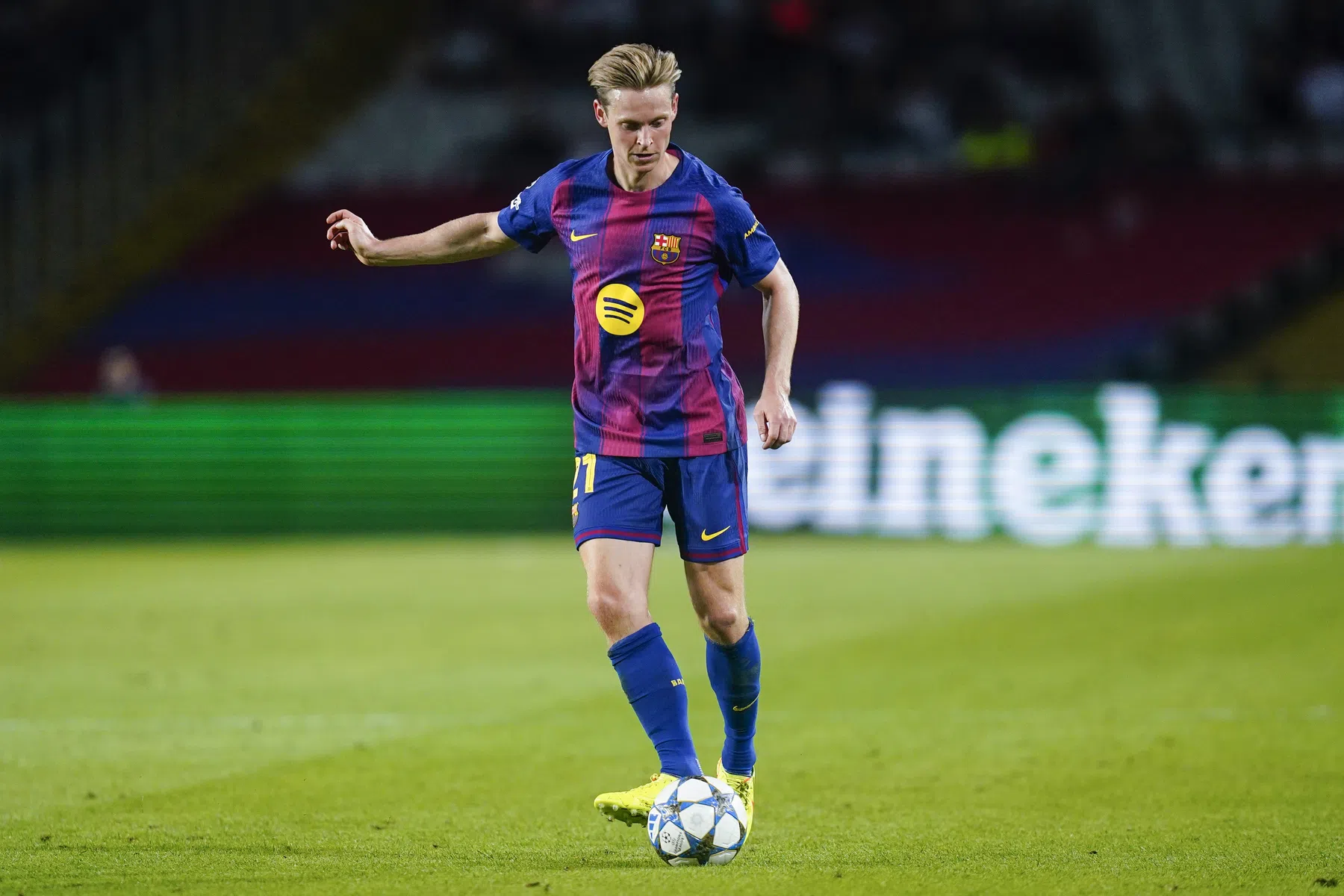 Frenkie de Jong mogelijk afwezig bij El Clásico door virus | VoetbalNieuws