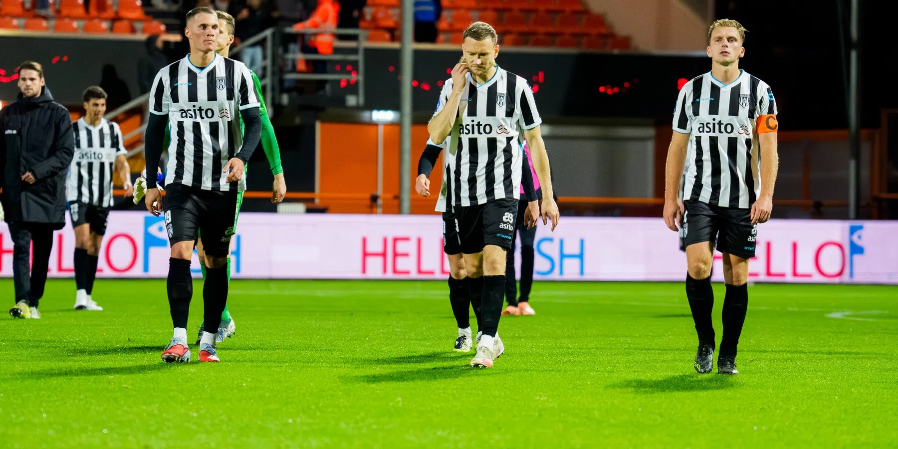 Heracles-supporters wachten spelersbus op na nieuwe zeperd in Volendam