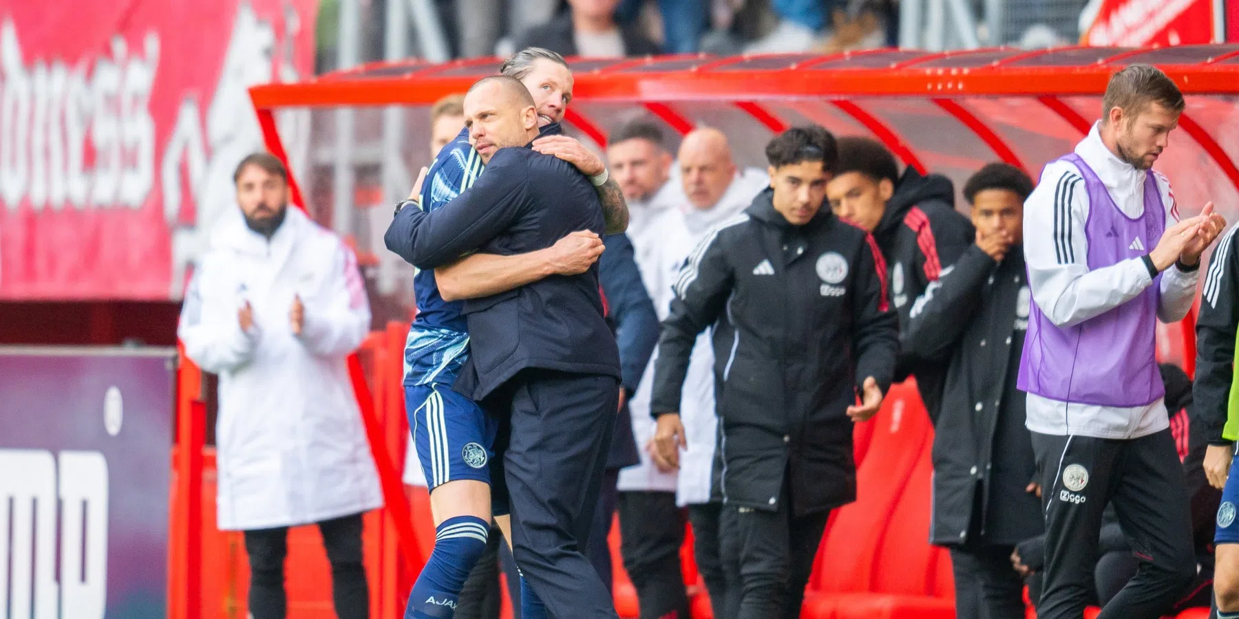 Ajax buigt achterstand knap om en wint spektakelstuk in Enschede