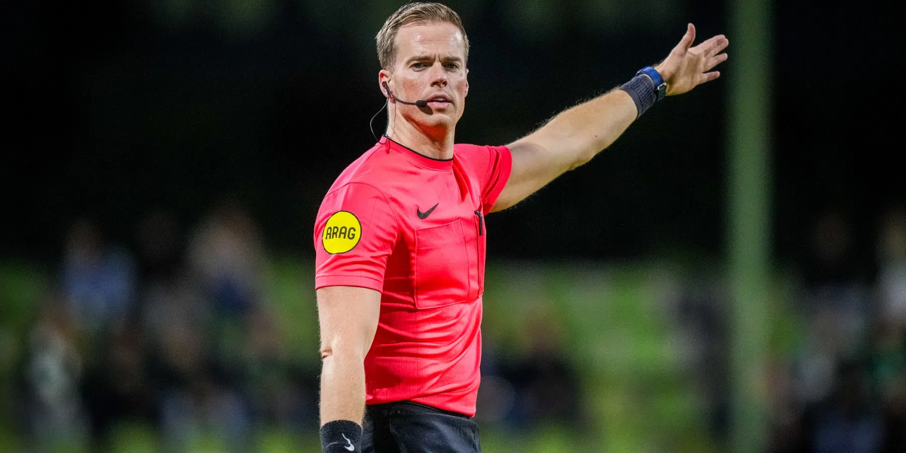 Deze scheidsrechter leidt het eredivisie-duel tussen Ajax en sc Heerenveen