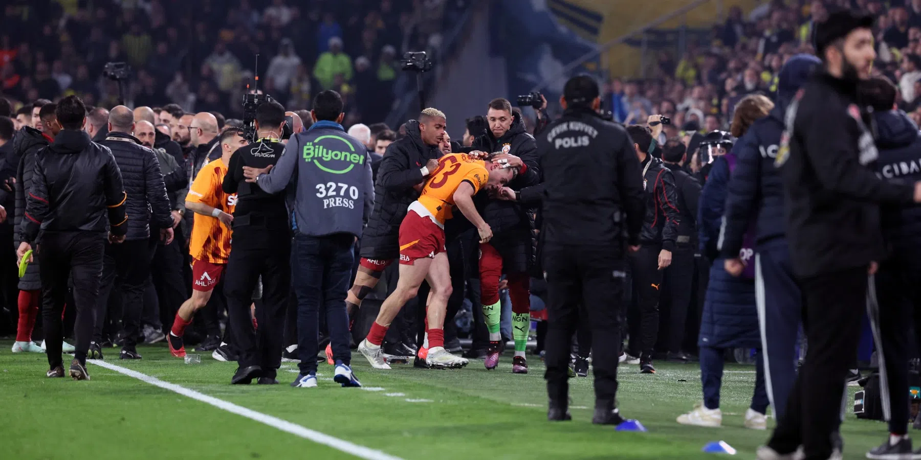 honderden scheidsrechters duiken op in Turks gokschandaal