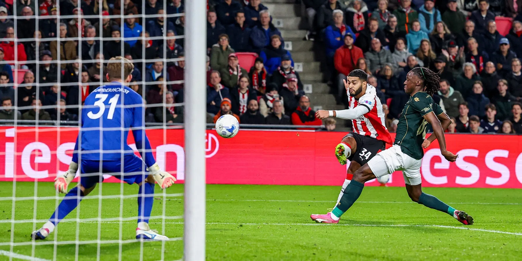 PSV heeft genoeg aan sterke eerste helft, Saibari neemt ploeg bij de hand