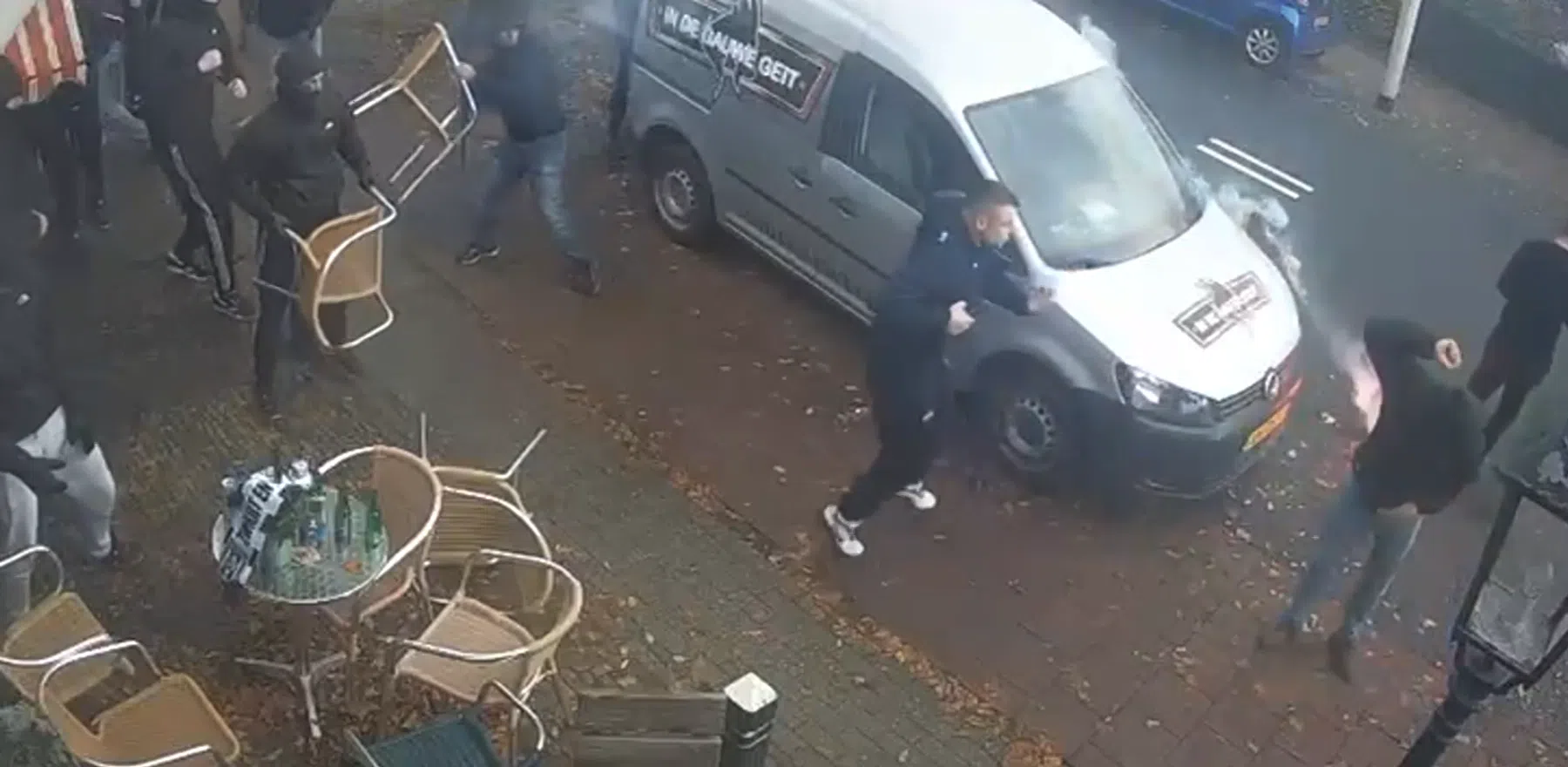 Grote onrust voorafgaand Heracles - PEC Zwolle: supporters vallen café binnen