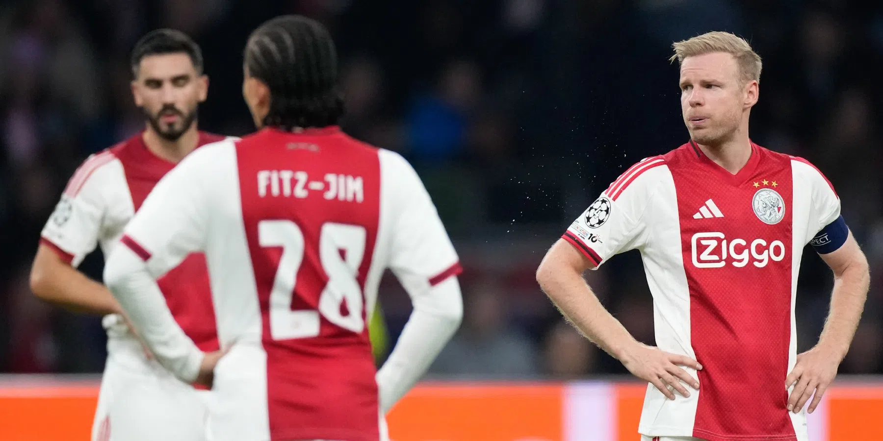 Kranten zien Ajax ten onder gaan en zijn hard voor Heitinga: 'Dagen zijn geteld'