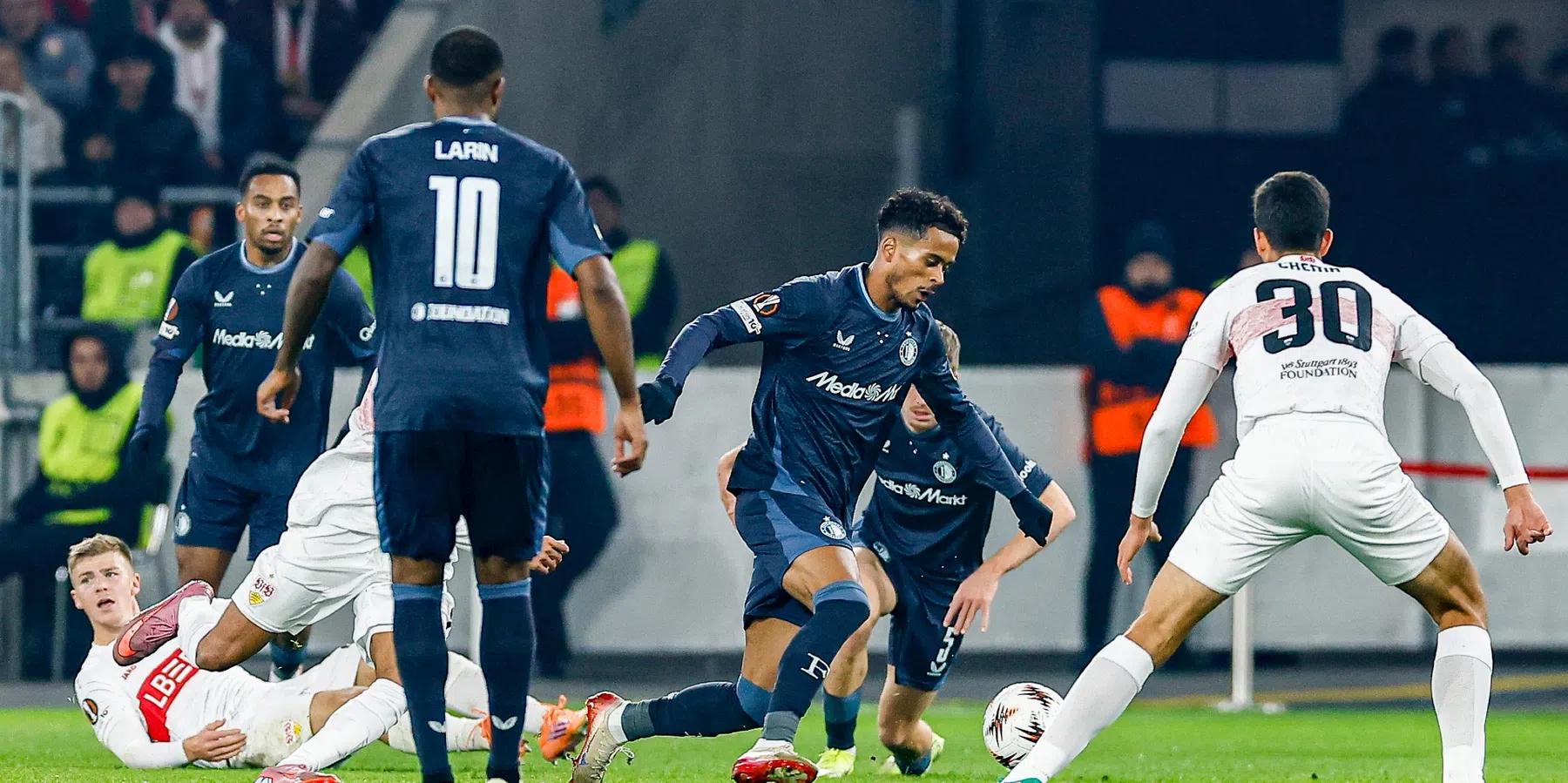 Feyenoord geeft resultaat weg in slotfase en gaat kopje onder tegen Stuttgart
