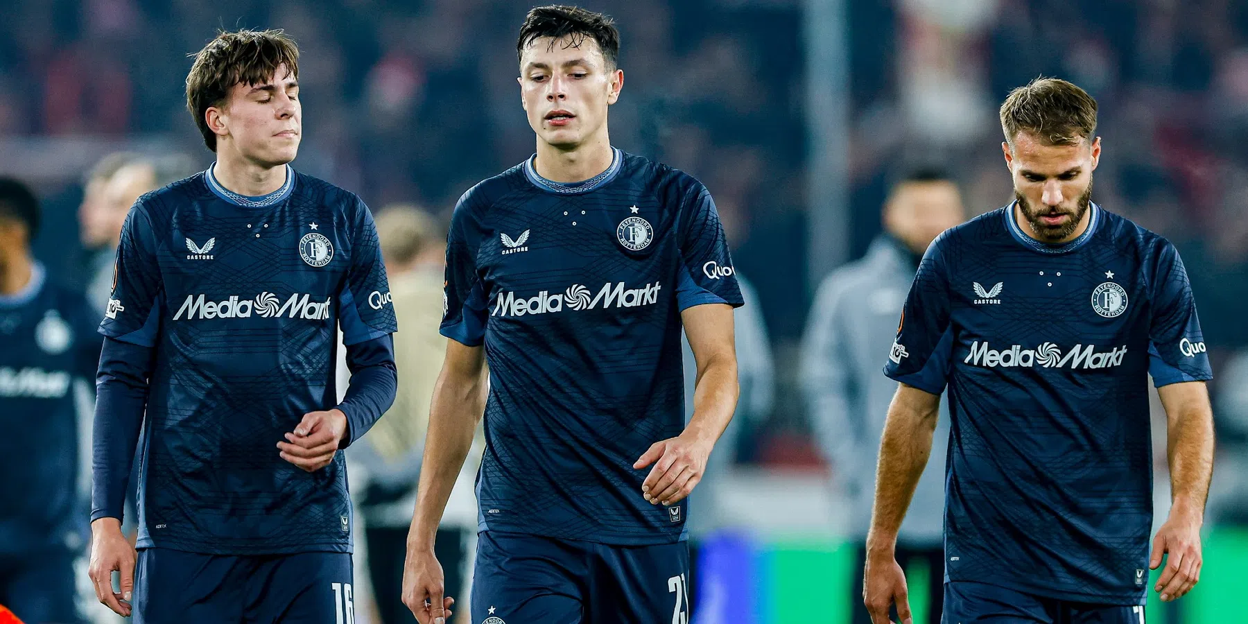 Kranten: 'Feyenoord laat zich verrassen', 'AZ als ballenjongens tegenover kasten'