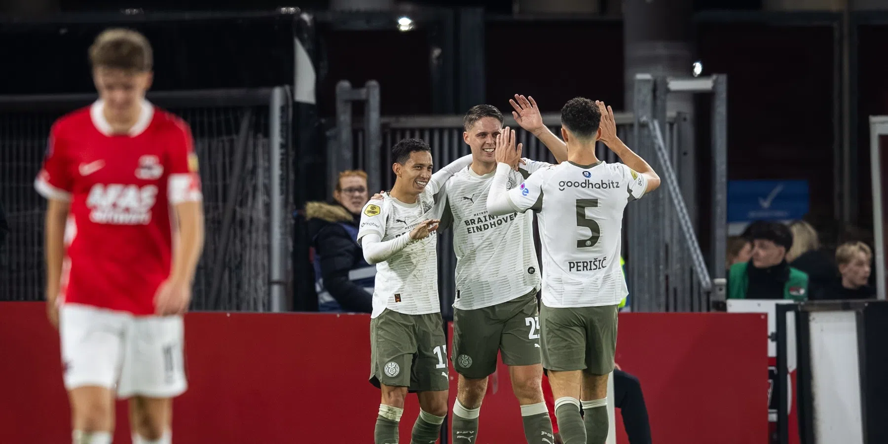 PSV overloopt AZ in openingsfase en neemt drie punten mee uit Alkmaar