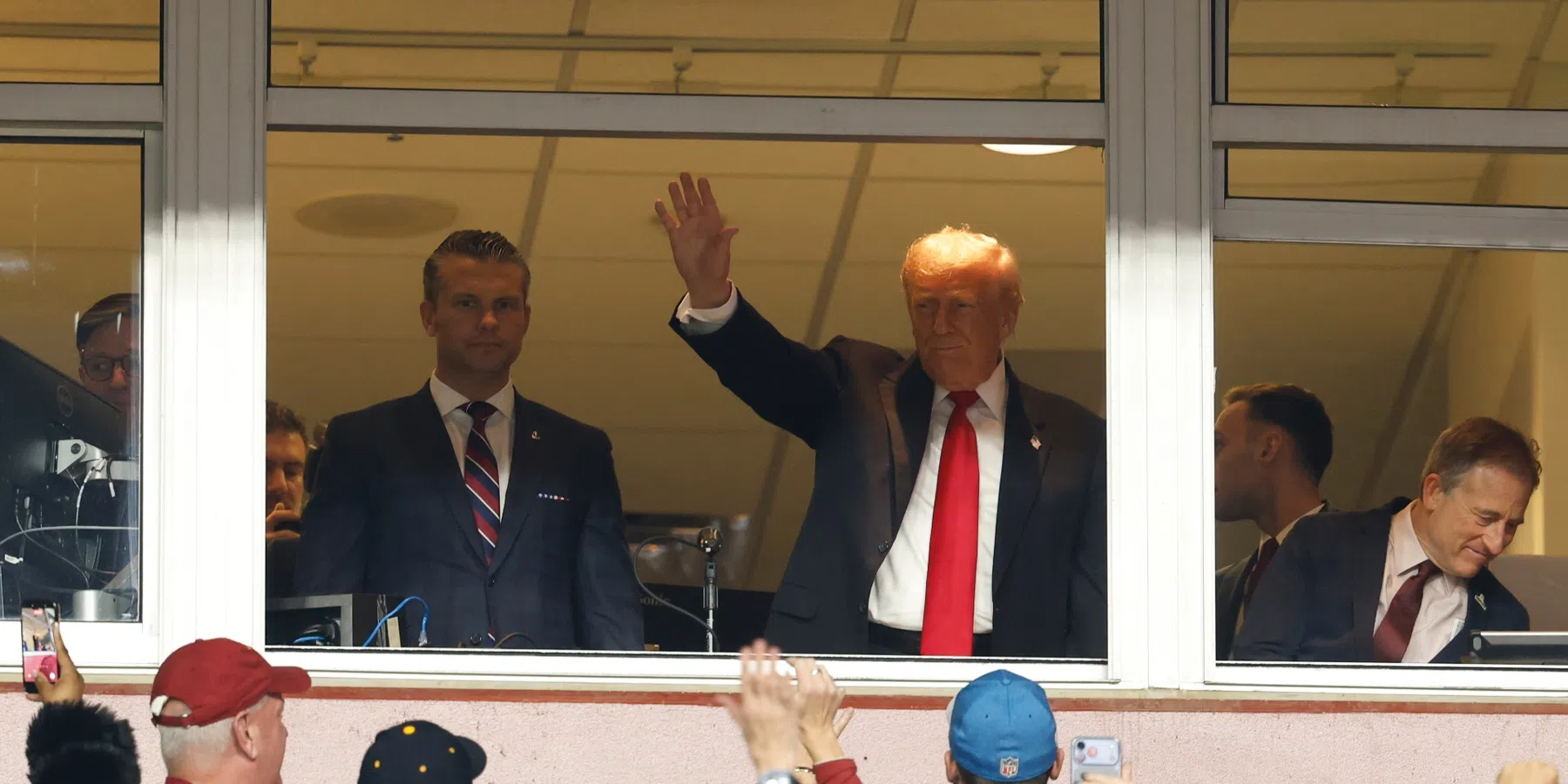 Trump deelt AI-video waarin hij voetbalt met Ronaldo | VoetbalNieuws