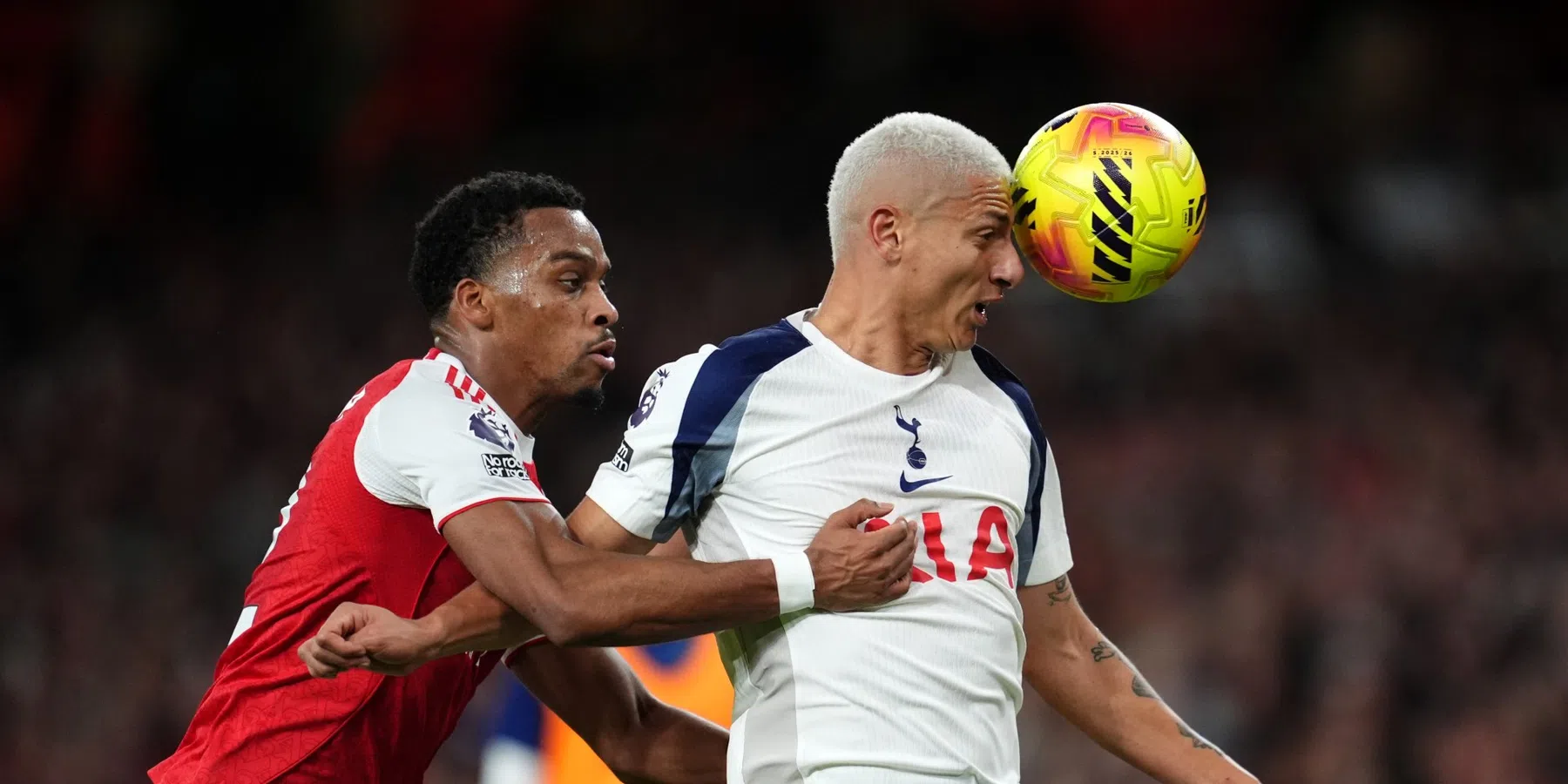 Arsenal toont dominantie in North London Derby en blijft met eenvoud koploper