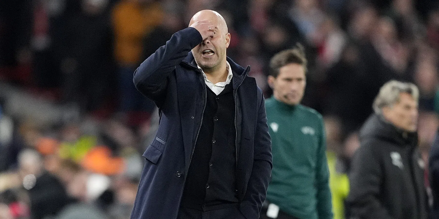 Engelse pers fileert Arne Slot na PSV-blamage | VoetbalNieuws