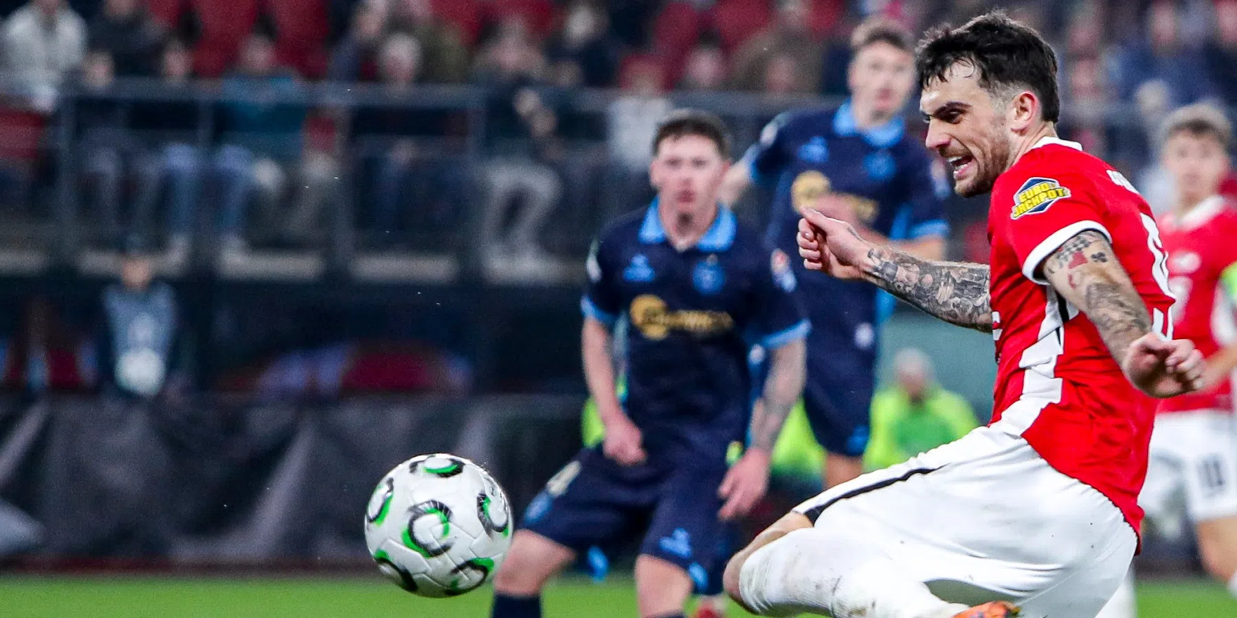 AZ boekt belangrijke tweede zege in Conference League, Shelbourne druipt af