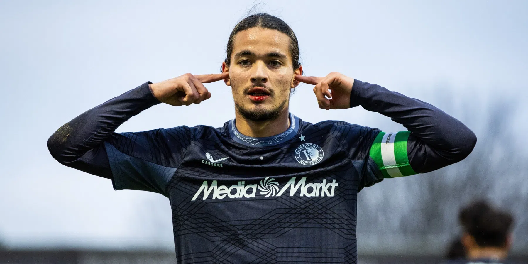 Feyenoord ontsnapt en boekt benauwde zege op hekkensluiter Telstar 