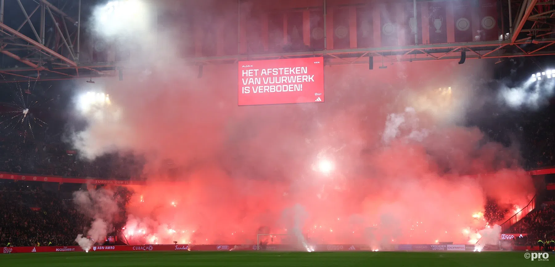 'Gitzwarte avond' voor Ajax na vuurwerk en staking | VoetbalNieuws