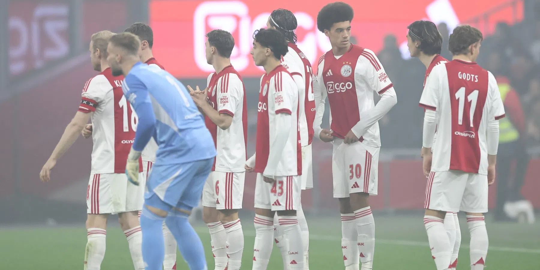 Prachtig gebaar: toeschouwer tóch aanwezig bij restant Ajax - FC Groningen 