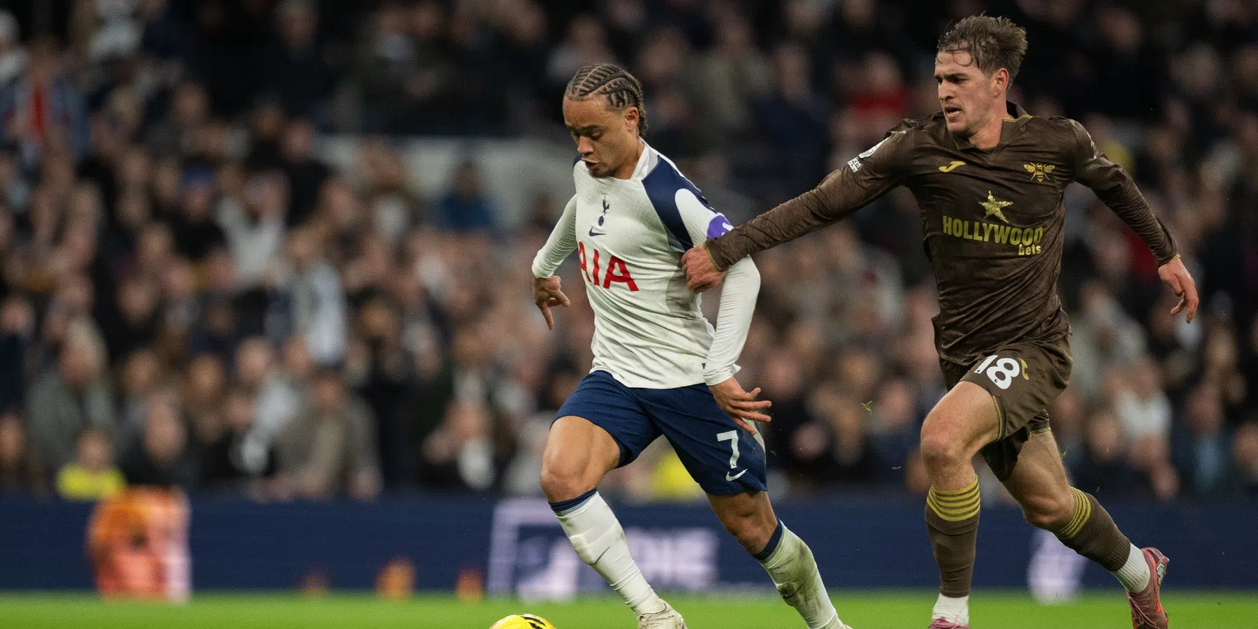 Simons maakt tongen los op X | VN