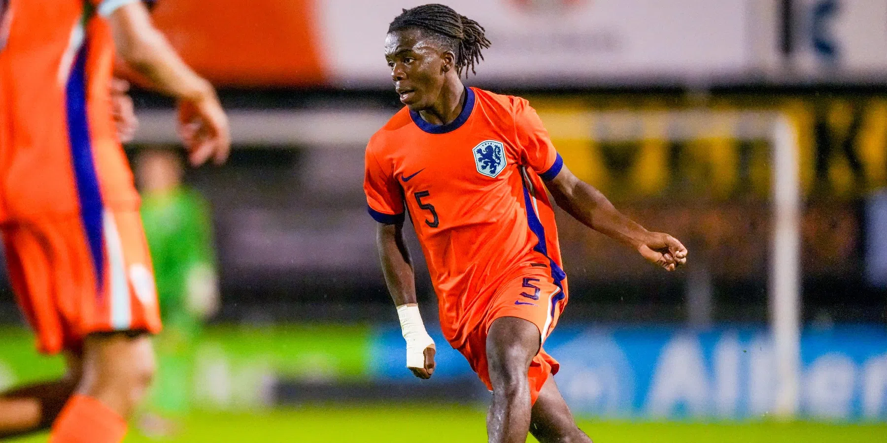 Feyenoord wil contract Mparaganda verlengen, deal moeizaam | VoetbalNieuws