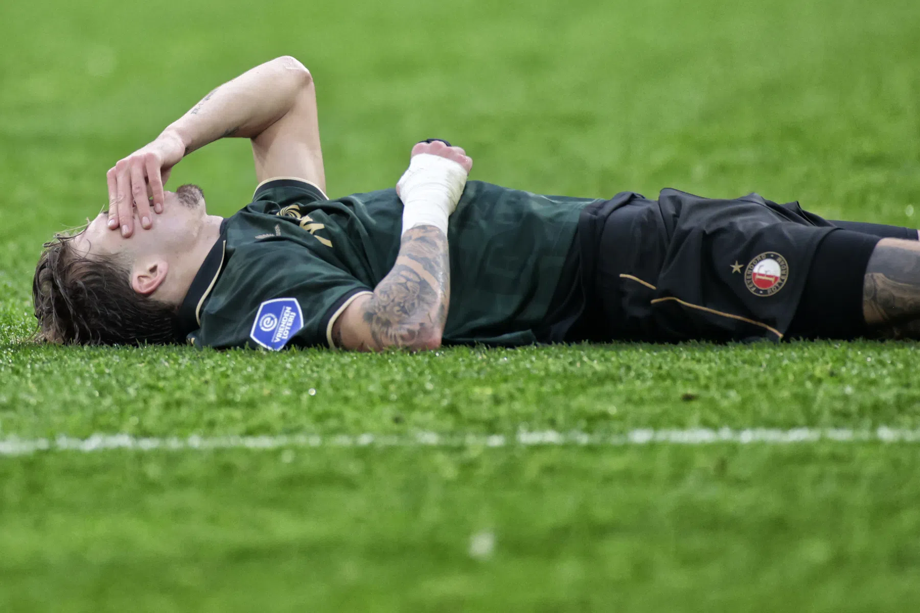 Feyenoord mist tot twaalf spelers tegen Heerenveen en Twente | VoetbalNieuws