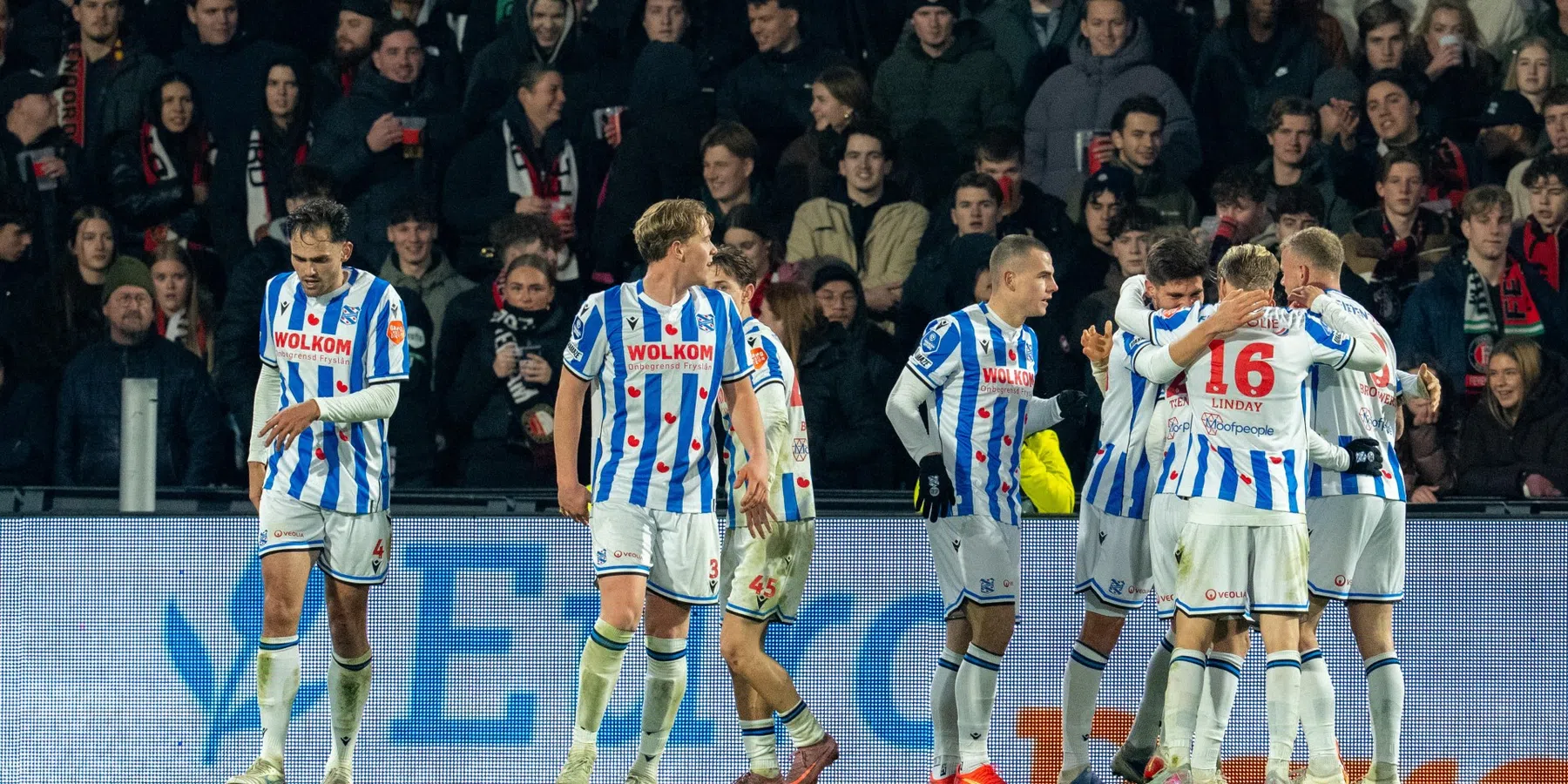 Kranten zien druk op Van Persie toenemen: 'De gifbeker moet helemaal leeg’