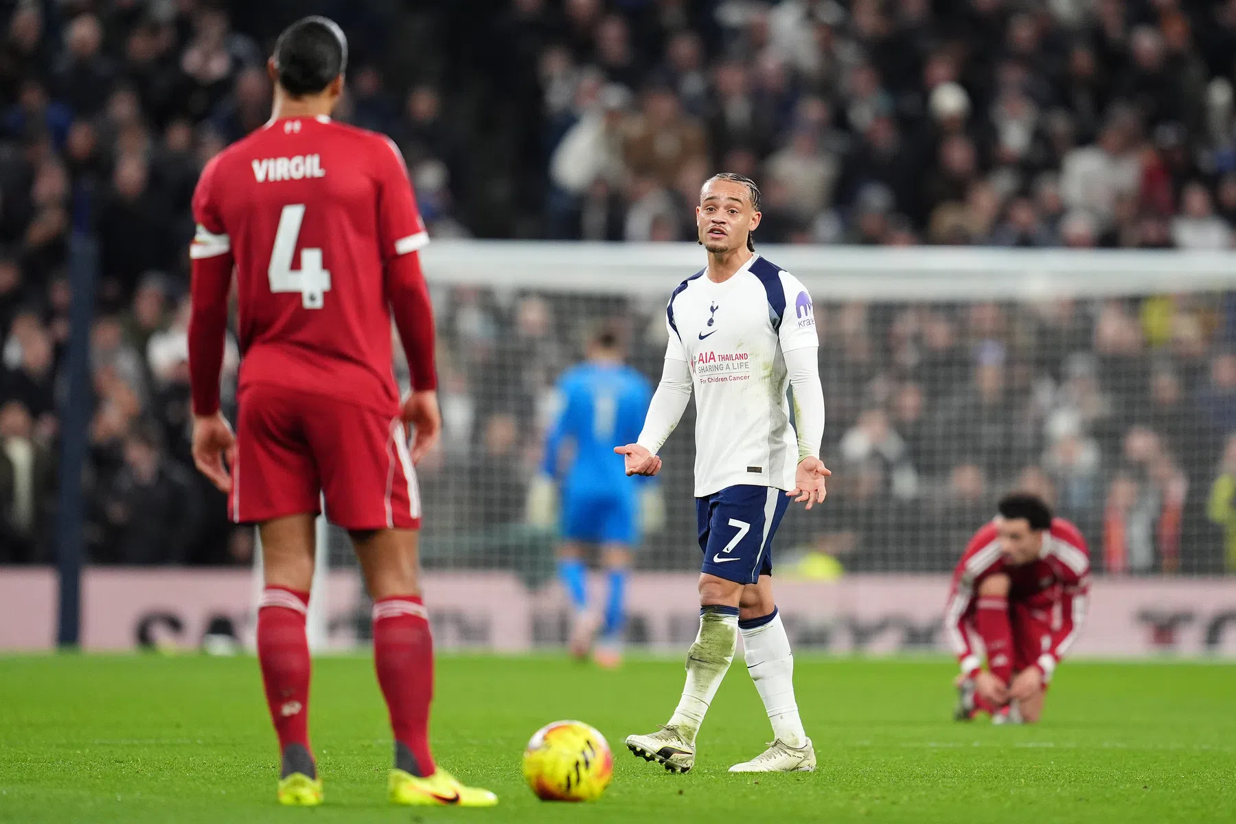 Neville en Redknapp slachten Simons na rode kaart op Van Dijk | VN