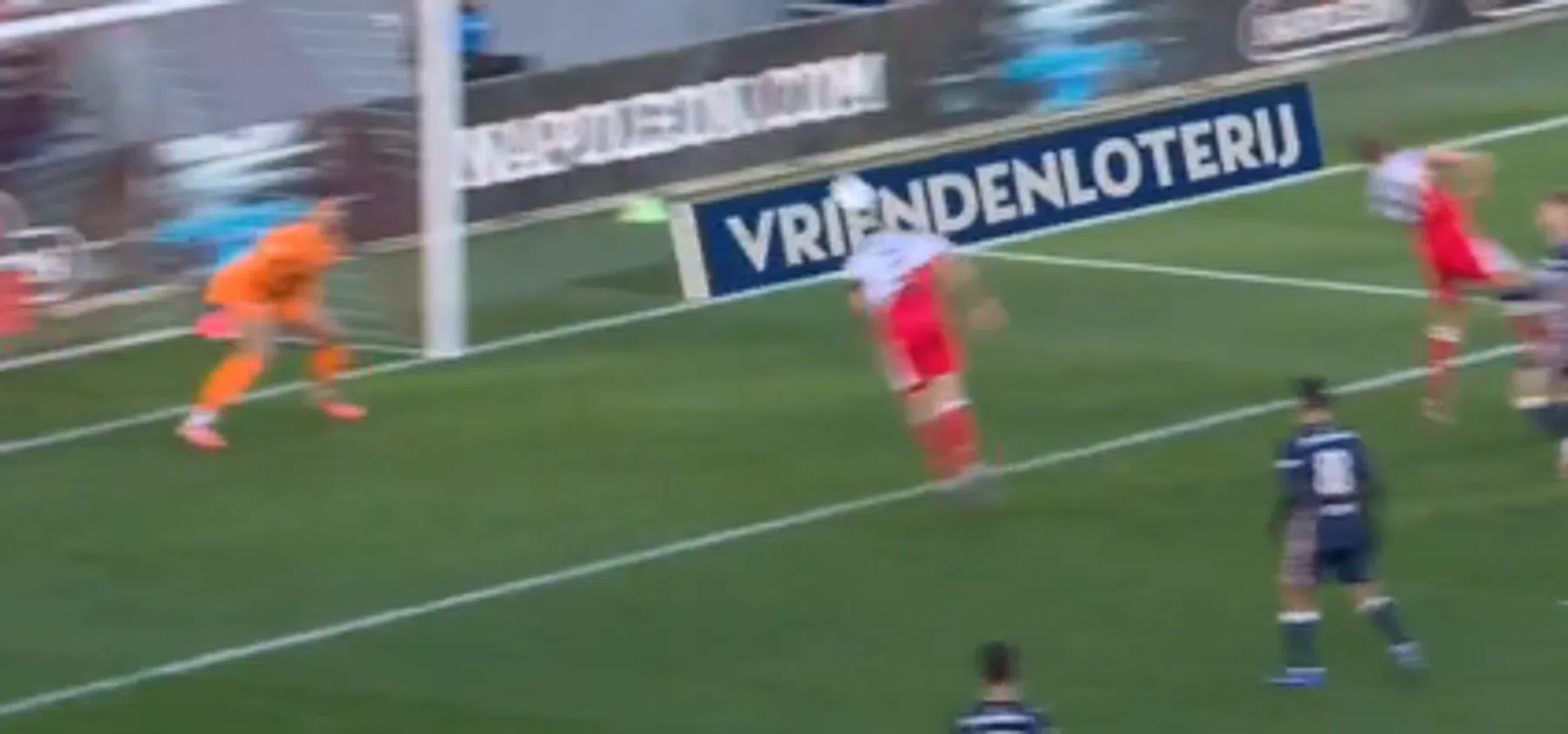 Verrassing in Galgenwaard: Van der Hoorn kopt PSV op achterstand na VAR-check