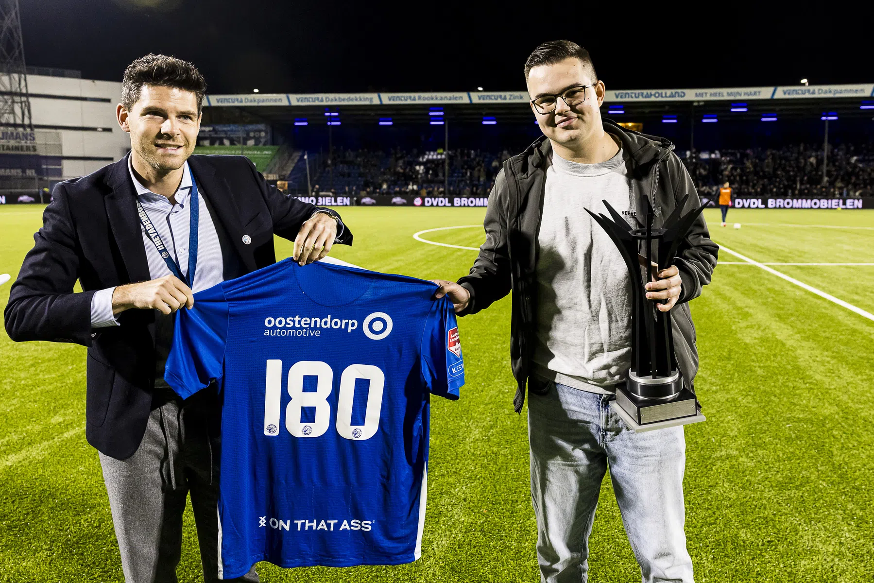 Gian van Veen fan van FC Den Bosch: dartsheld onthult clubvoorkeur | VN