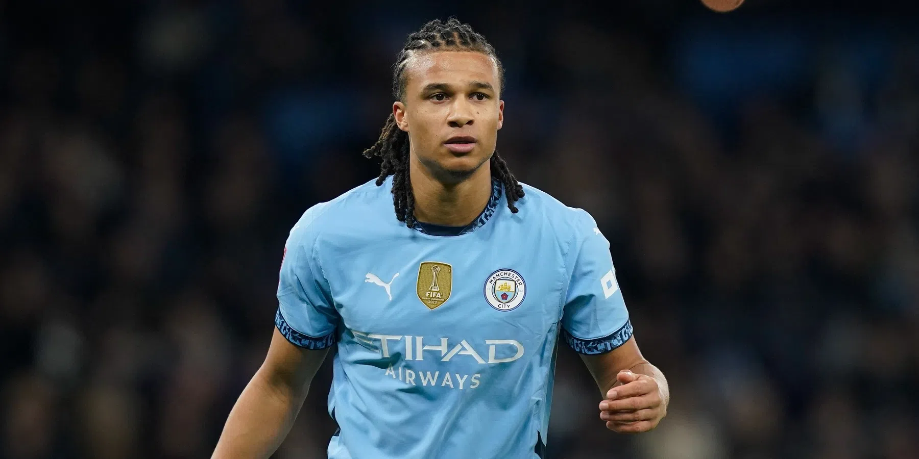 Aké krijgt boodschap van de bondscoach: zo kijkt de verdediger naar een transfer