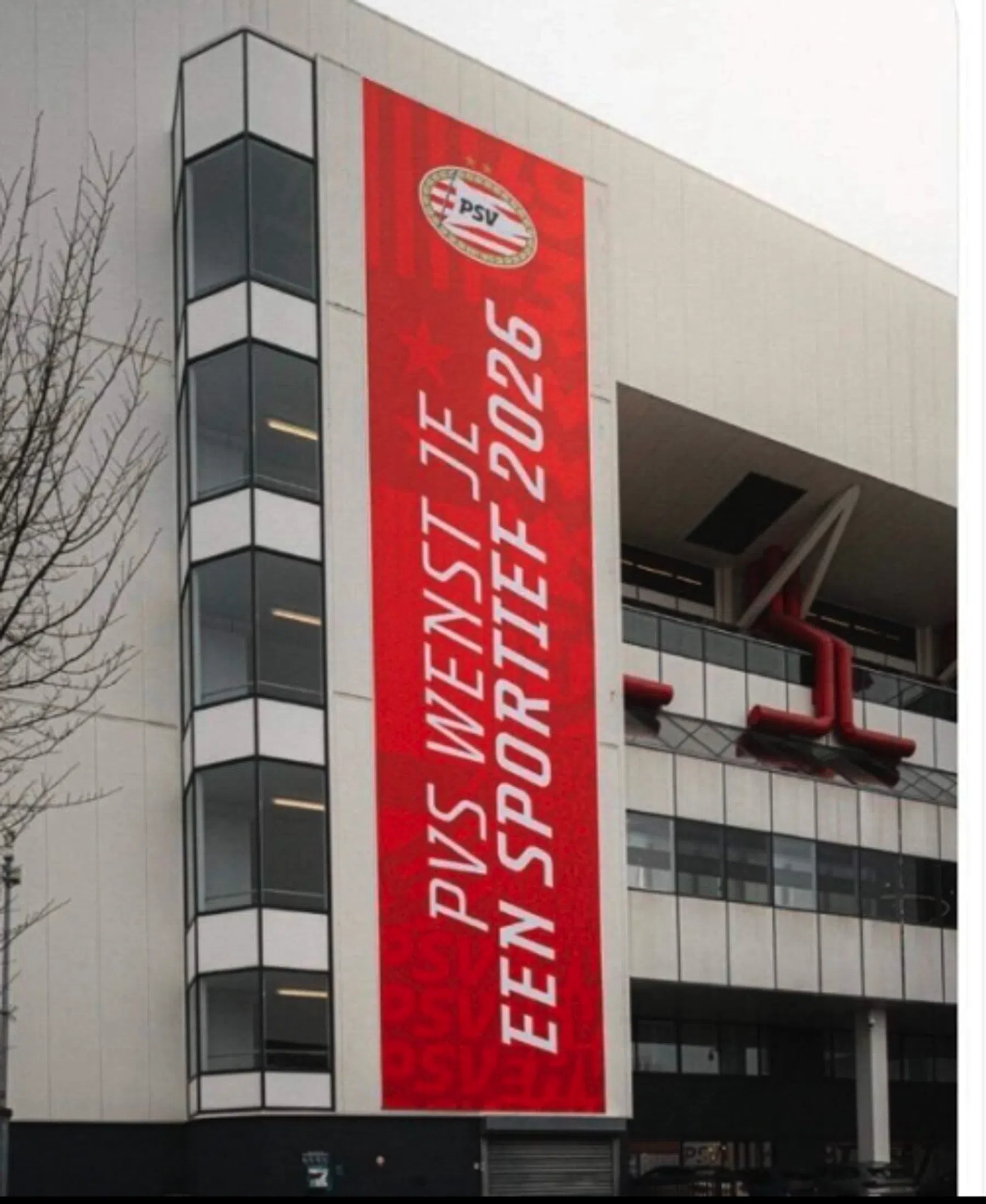 PSV verklaart spelfout op spandoek: 'PVS' was bewuste actie | VoetbalNieuws