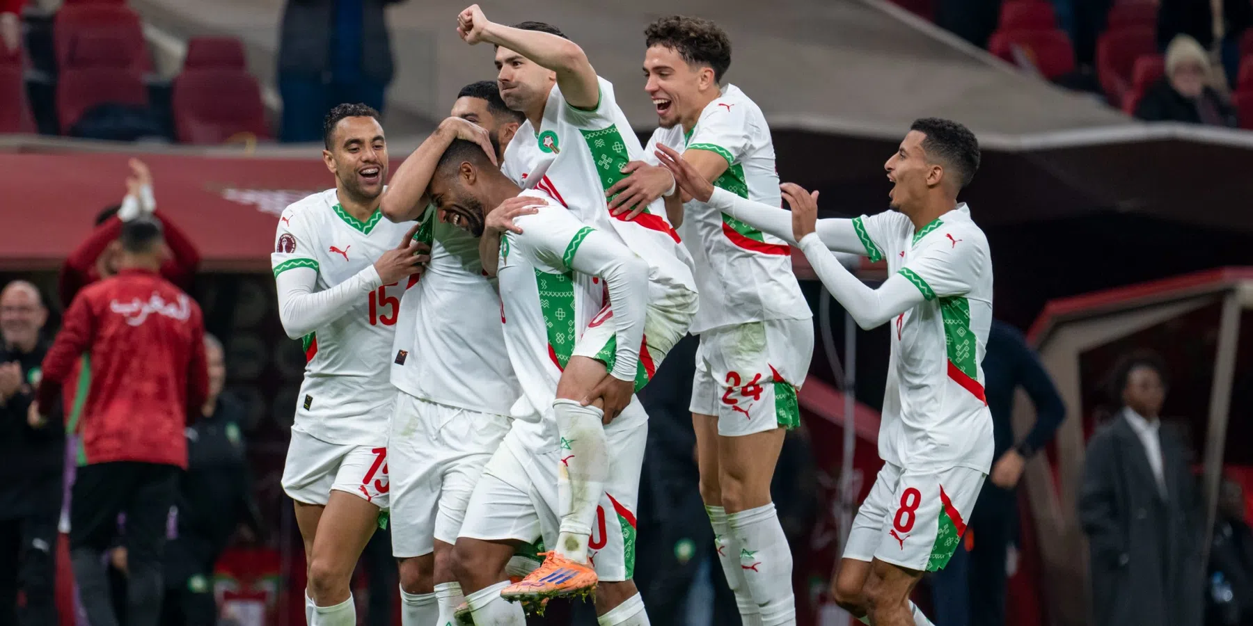 Gastland Marokko rekent af met Kameroen en blijft in de race voor Afrika Cup