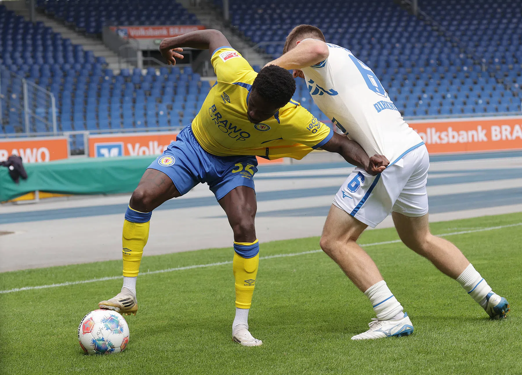 Ex-Feyenoorder Conteh maakt miljoenentransfer naar Heidenheim | VN