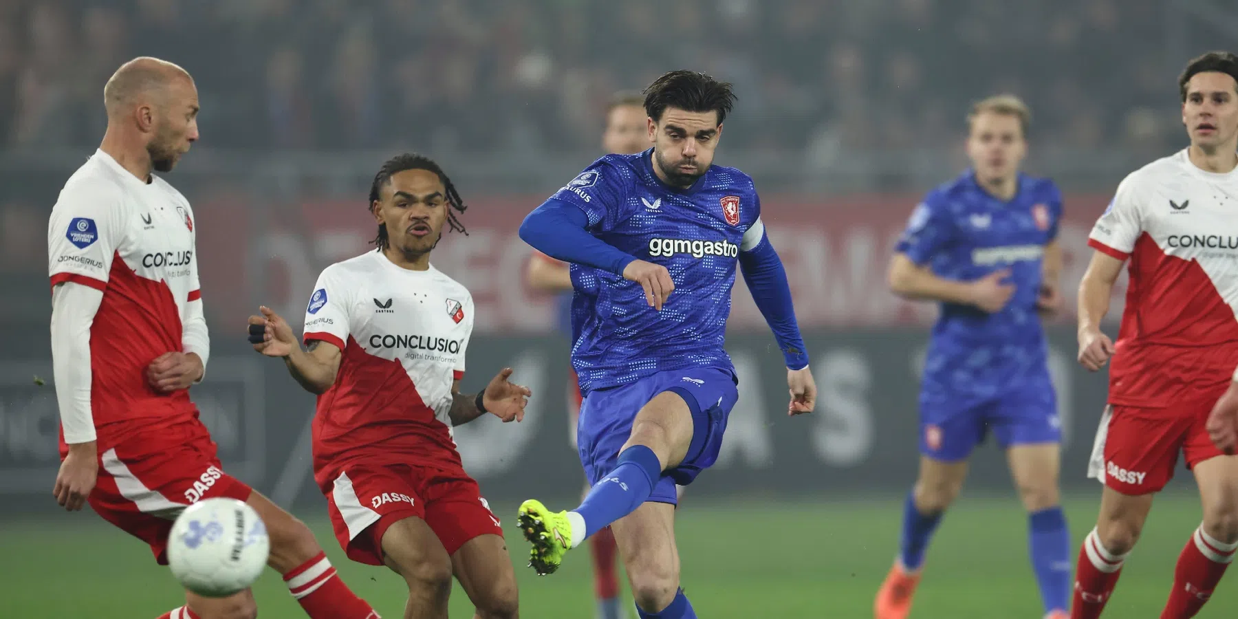 FC Twente wint spektakelstuk tegen Utrecht met 1-2 | VoetbalNieuws