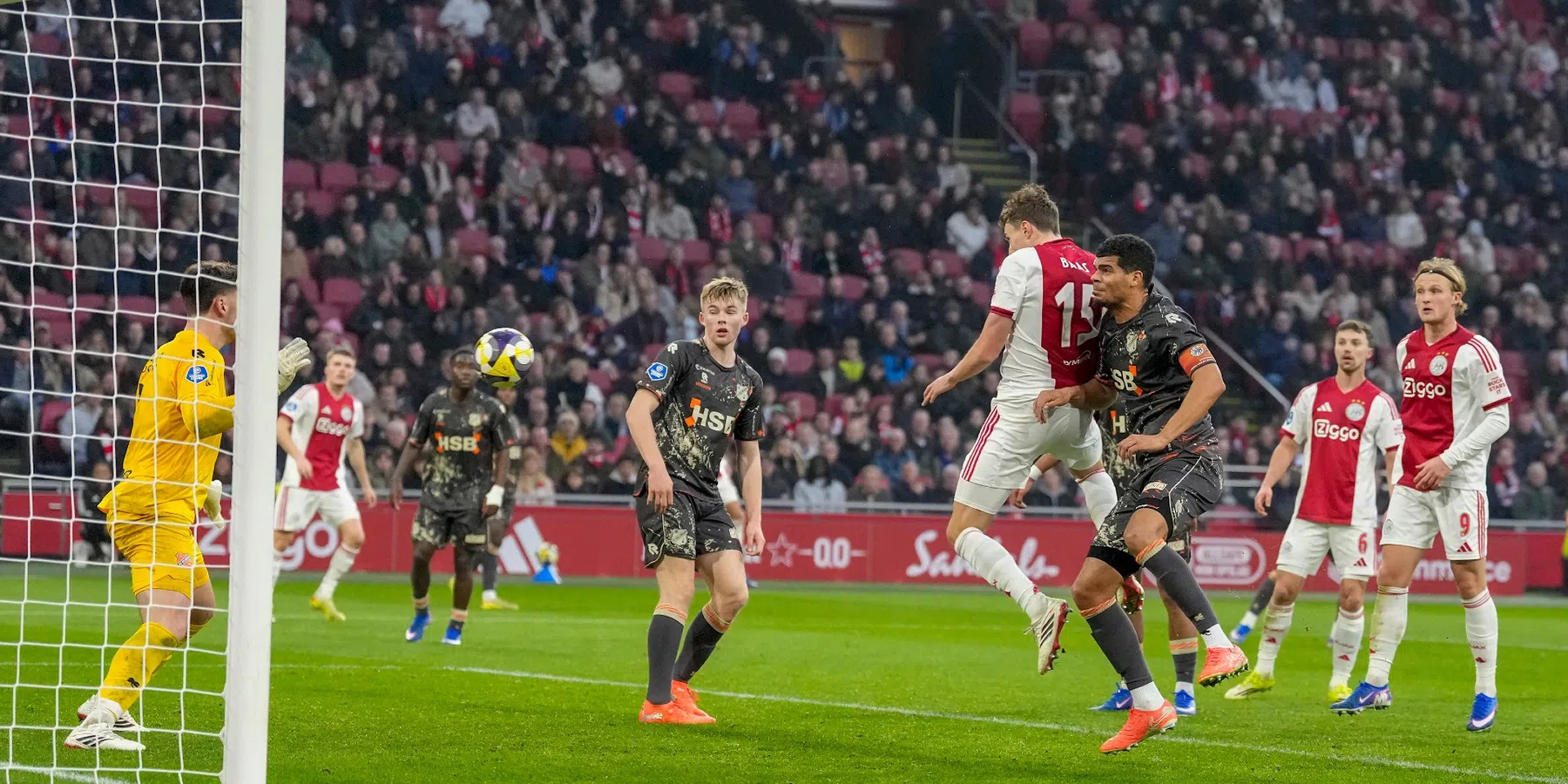 Ajax wint eenvoudig van Volendam en kan toeleven naar laatste speelronde CL