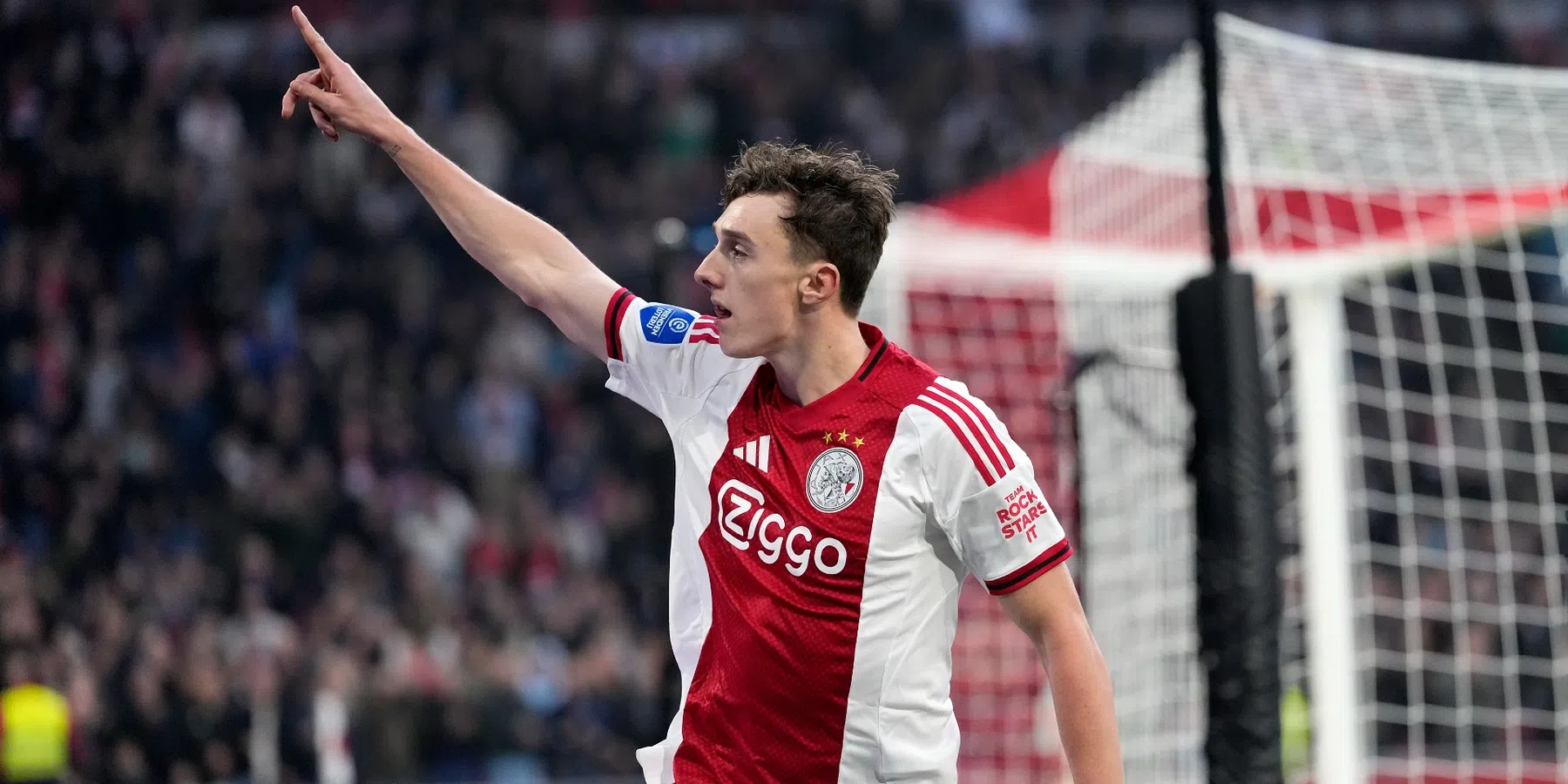 Kranten zien zakelijk Ajax: Baas uitblinker in 'Another day at the office'