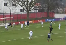 Zinchenko breekt het ijs en maakt eerste Ajax-treffer in oefenduel met Telstar