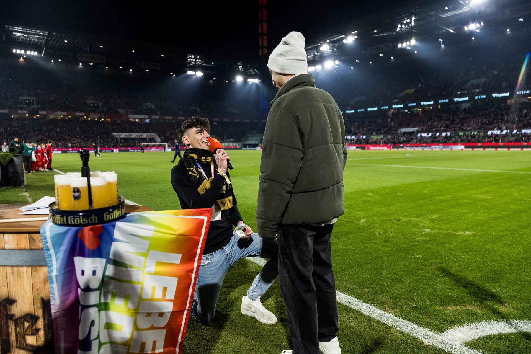 Scheidsrechter mishandeld na huwelijksaanzoek op tv | VoetbalNieuws