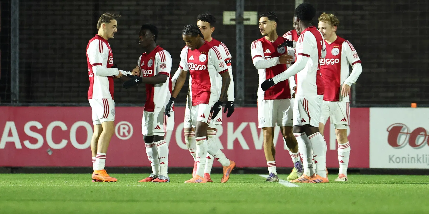 Nederlanders blijven toch aan: dit is de volledige staf van Jong Ajax