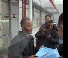 De beelden: Sterling arriveert in Nederland, snel Feyenoord-debuut lonkt