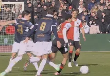 De beelden: Targhalline valt uit na vroege rode kaart van Go Ahead in De Kuip