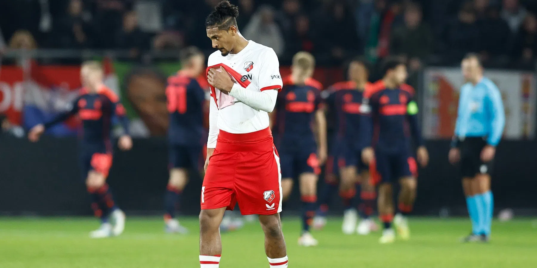 Van Seumeren geeft pijnlijke Haller-update: 'Of hij nog gaat spelen is de vraag'