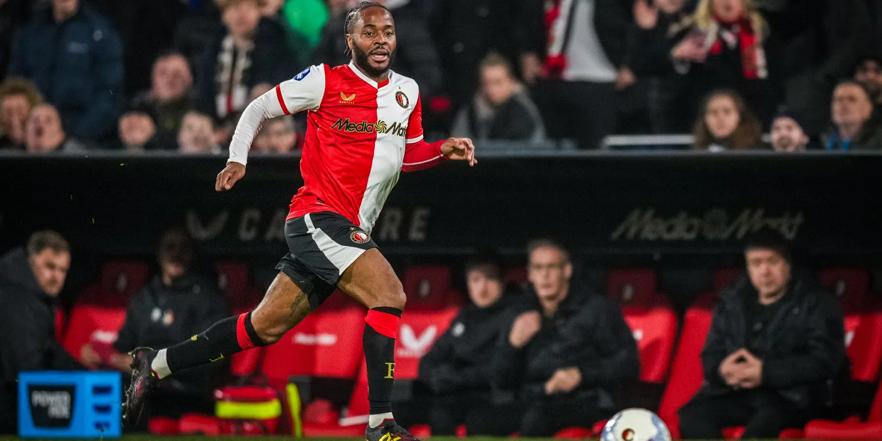 Grealish in de bres voor Feyenoord-debutant Sterling: 'Wat is er mis met jullie?'