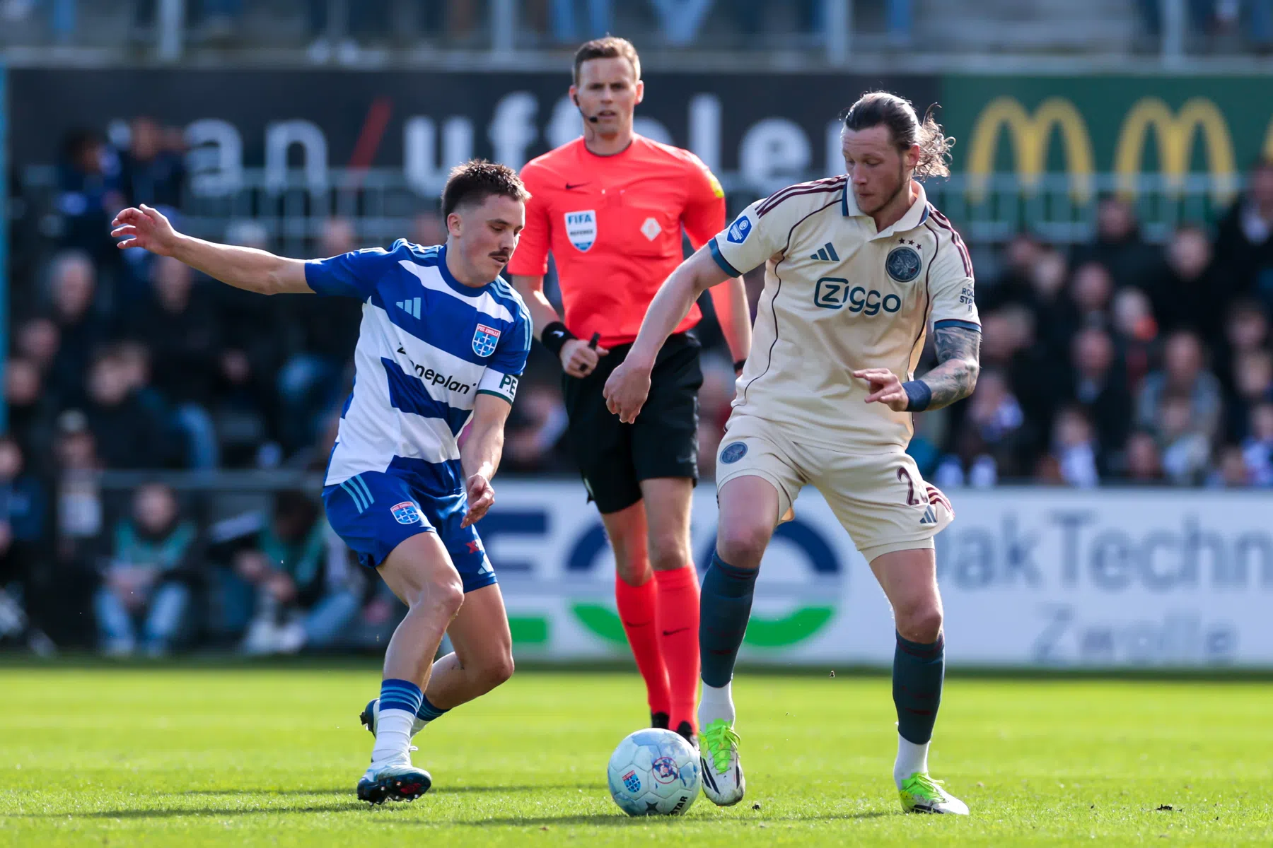 Ajax morst punten op bezoek bij PEC Zwolle