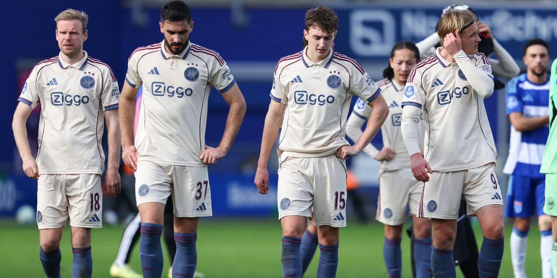 Kranten: 'kleurloos en verwend' Ajax, 'Feyenoord tegen Twente door de ondergrens'