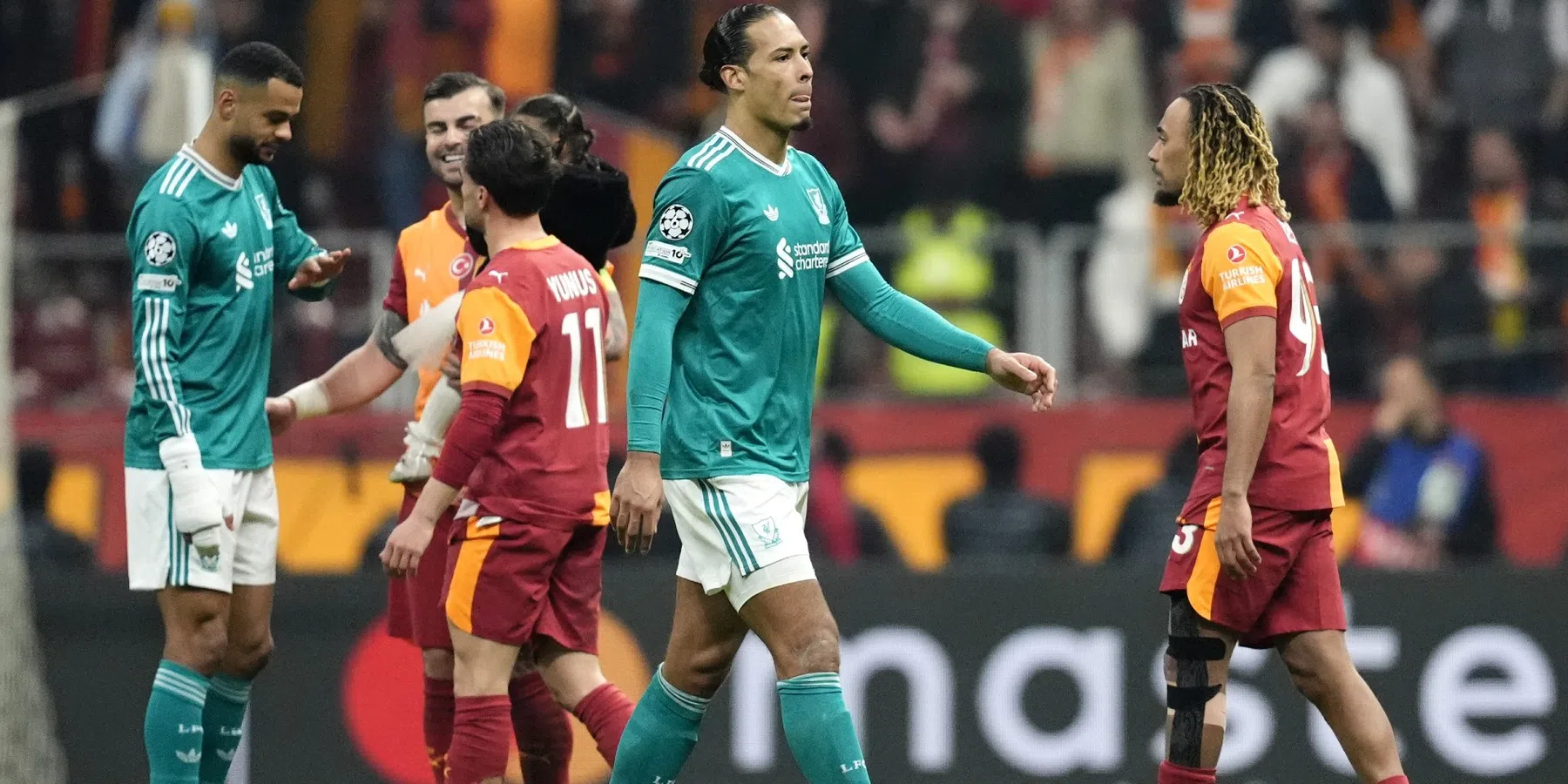 Engelse media kritisch op Liverpool: 'Van Dijk oogde log en besluiteloos' 